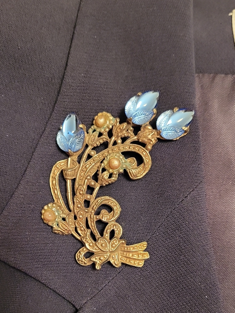 Vintage-Inspired Blue Leaf and Pearl Brooch - Women Jewelry